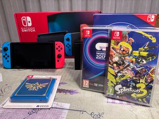 Nintendo Switch V2 + SD 256GB + fundas y más.