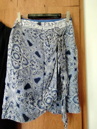 Falda estampada azul y blanca Talla M