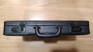 Maletín de cuero negro con combinación