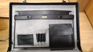 Maletín de cuero negro con combinación