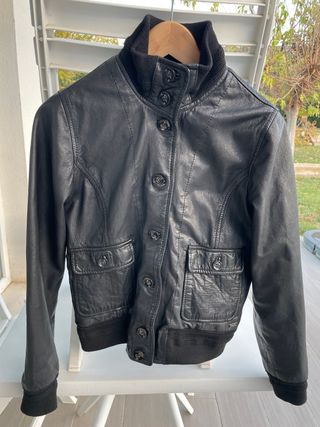 Cazadora Levi’s de cuero. Talla S