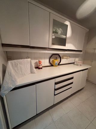 Cocina blanca completa con vitro y horno