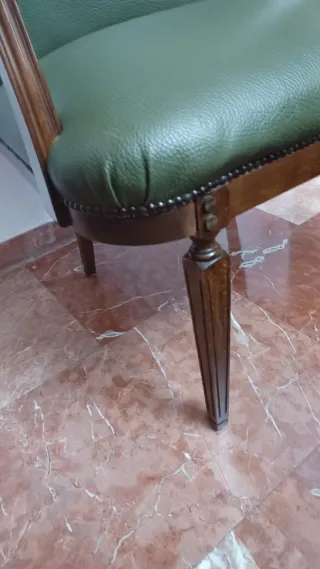 Silla de madera y piel verde