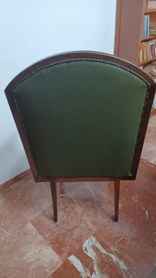 Silla de madera y piel verde