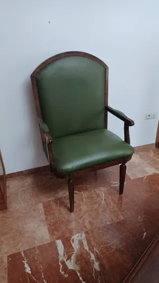 Silla de madera y piel verde