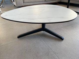 Tavolino moderno con finitura in marmo