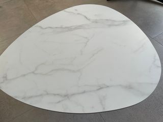 Tavolino moderno con finitura in marmo