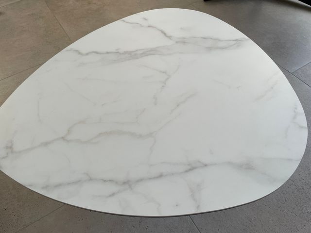Tavolino moderno con finitura in marmo
