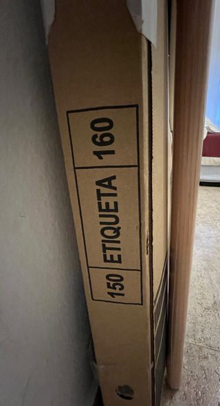 Cabecero de cama beige y madera