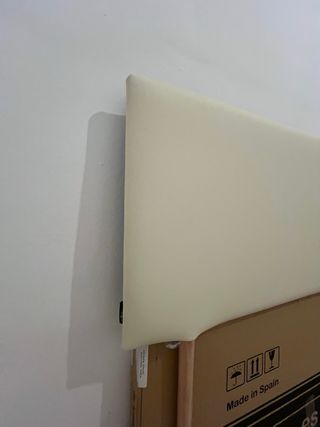 Cabecero de cama beige y madera