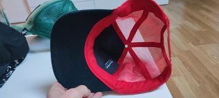Gorra camionero negra y roja