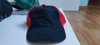 Gorra camionero negra y roja