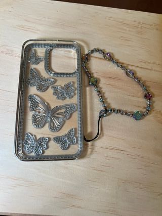 Funda iPhone 13 Pro Mariposas Brillantes + Charm