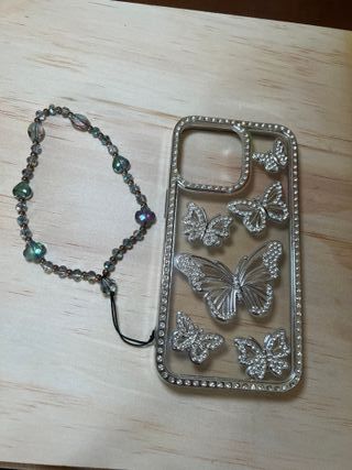 Funda iPhone 13 Pro Mariposas Brillantes + Charm