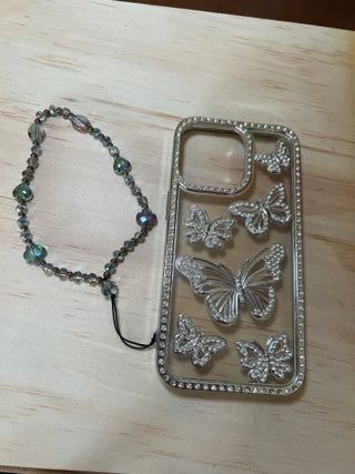 Funda iPhone 13 Pro Mariposas Brillantes + Charm