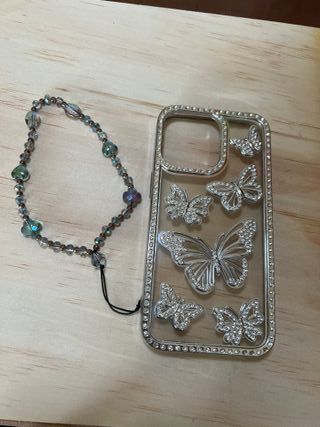 Funda iPhone 13 Pro Mariposas Brillantes + Charm