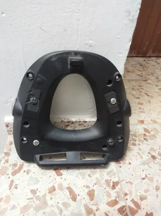 Baúl 37 litros más soporte.