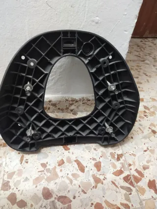 Baúl 37 litros más soporte.