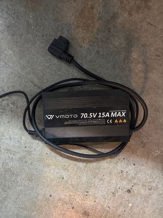 Cargador Vmoto 70.5V 15A MAX Moto Eléctrica