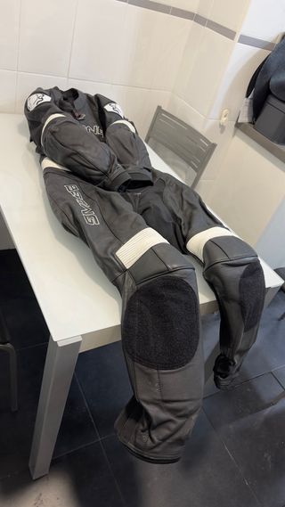 Mono Bering cuero y rodilleras GRATIS.