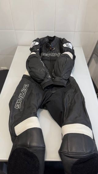 Mono Bering cuero y rodilleras GRATIS.