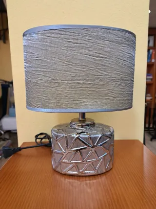 Lámpara de mesa moderna gris y plateada