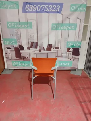 Silla de oficina naranja y plateada
