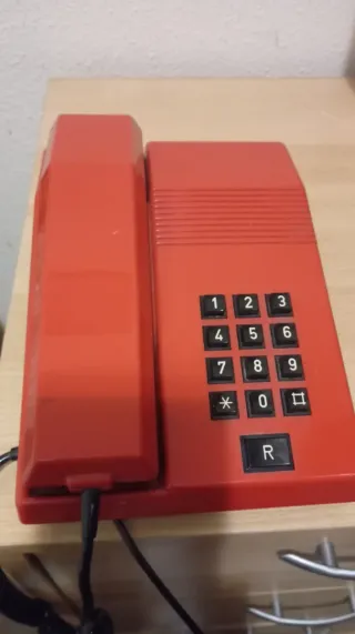 Teléfono antiguo rojo