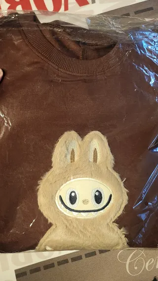 Sudadera Labubu marrón chocolate