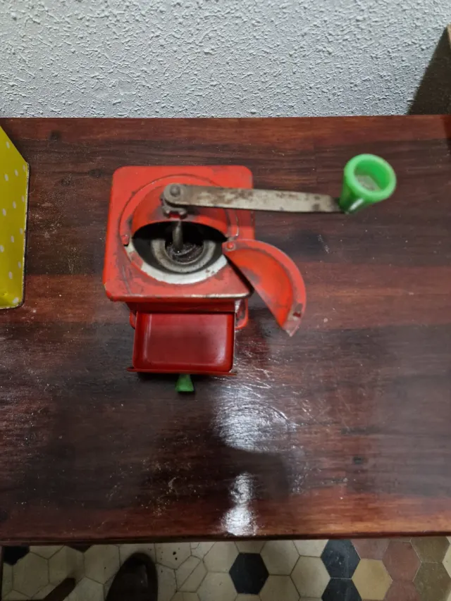 Macinacaffè vintage rosso