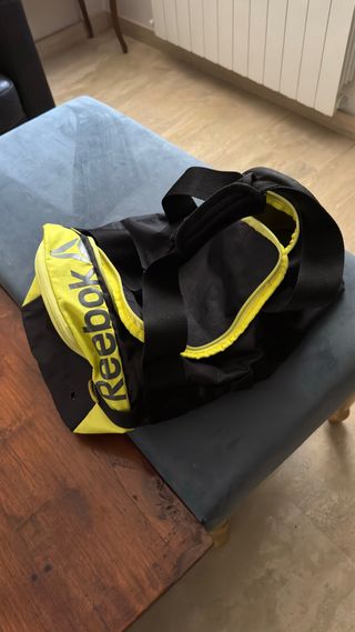 Bolsa deportiva Reebok negra y amarilla