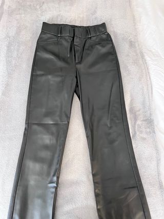 Pantalón efecto piel Zara Talla M