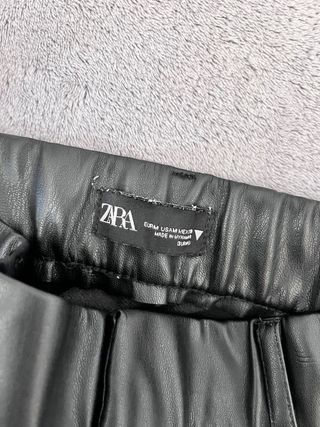 Pantalón efecto piel Zara Talla M