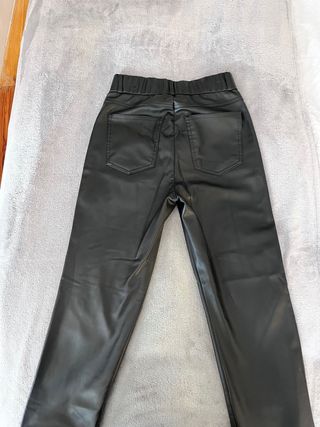 Pantalón efecto piel Zara Talla M