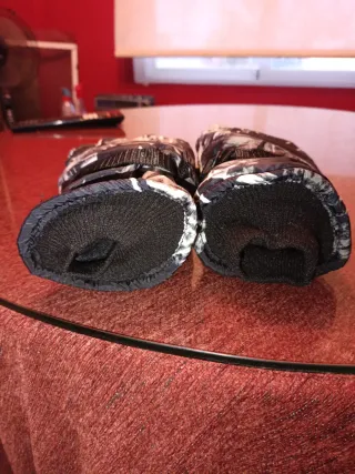 Guantes de esquí profesionales negros y blancos.