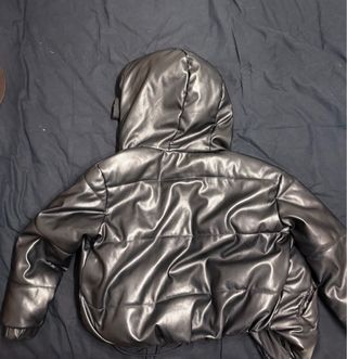 Plumas corto niña negro.