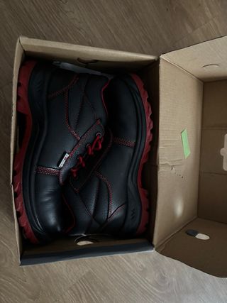 Botas de seguridad negras y rojas