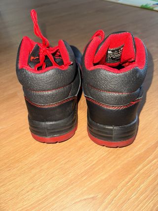 Botas de seguridad negras y rojas