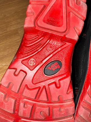 Botas de seguridad negras y rojas