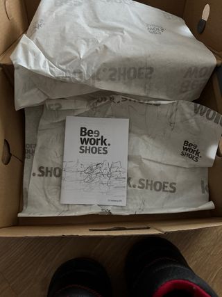 Botas de seguridad negras y rojas