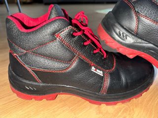 Botas de seguridad negras y rojas