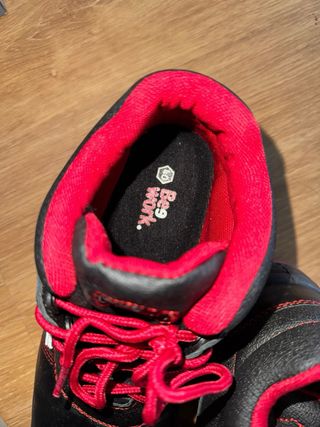 Botas de seguridad negras y rojas