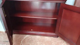 Vitrina de madera y cristal con cajón y puertas.