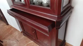 Vitrina de madera y cristal con cajón y puertas.