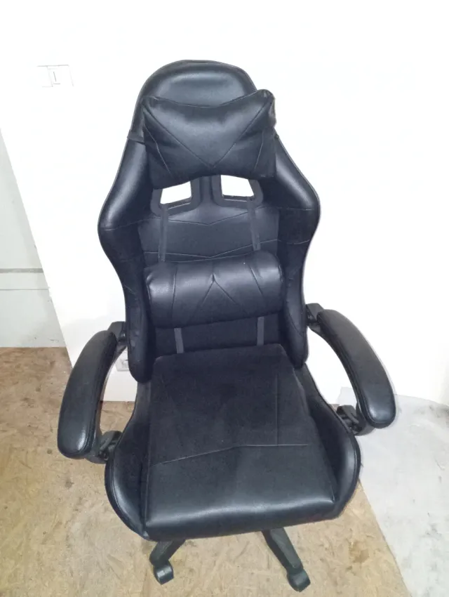 Sedia da gaming nera in similpelle