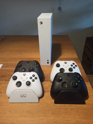 Xbox Series S + 4 controller + 2 caricabatterie