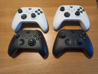 Xbox Series S + 4 controller + 2 caricabatterie
