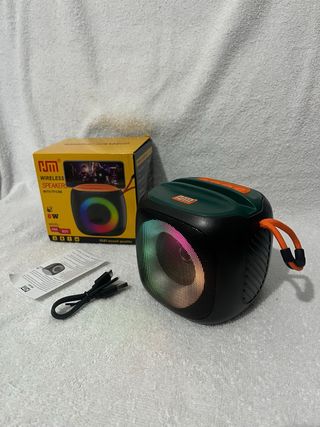Altavoz Portátil NUEVO con Luces LED RGB y soporte
