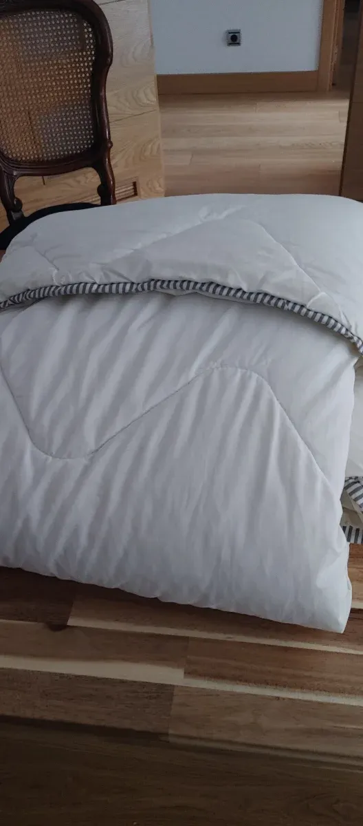 Edredom individual branco e cinza