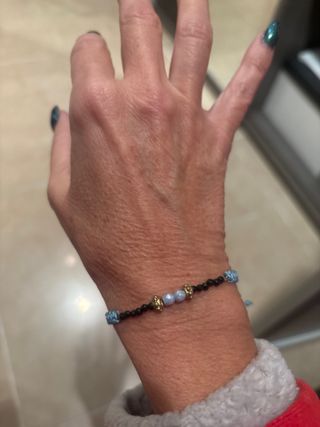 Pulsera de cuentas negra y azul